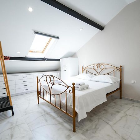 City Center Hideout - Studio Apartment Tirana Esterno foto