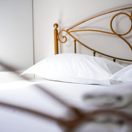 City Center Hideout - Studio Apartment Tirana Esterno foto