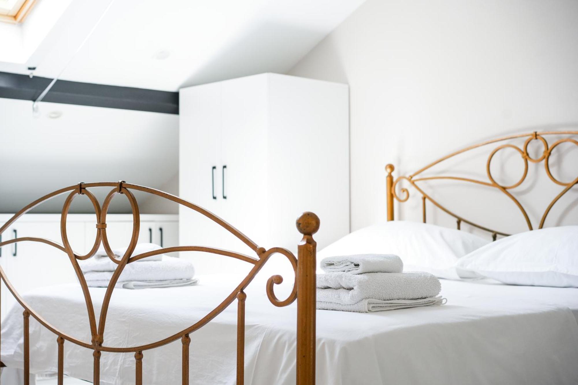 City Center Hideout - Studio Apartment Tirana Esterno foto