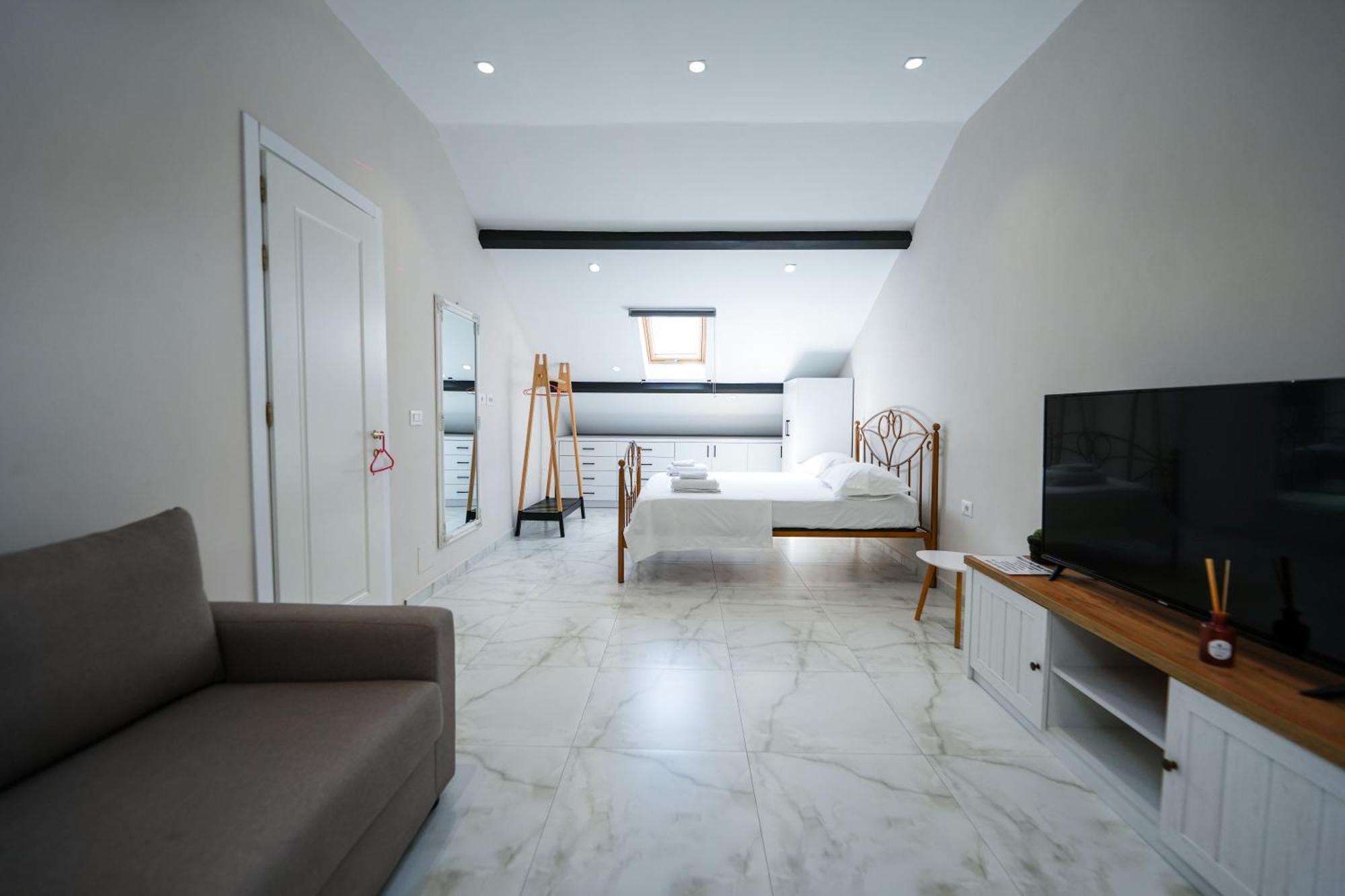 City Center Hideout - Studio Apartment Tirana Esterno foto