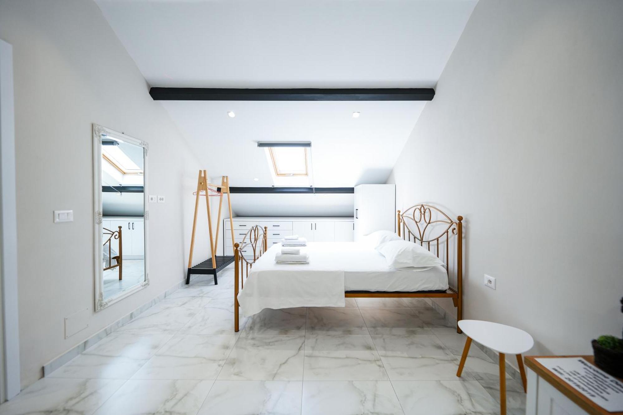 City Center Hideout - Studio Apartment Tirana Esterno foto