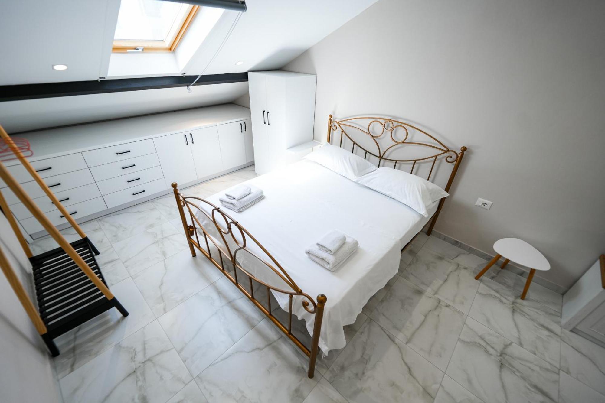 City Center Hideout - Studio Apartment Tirana Esterno foto