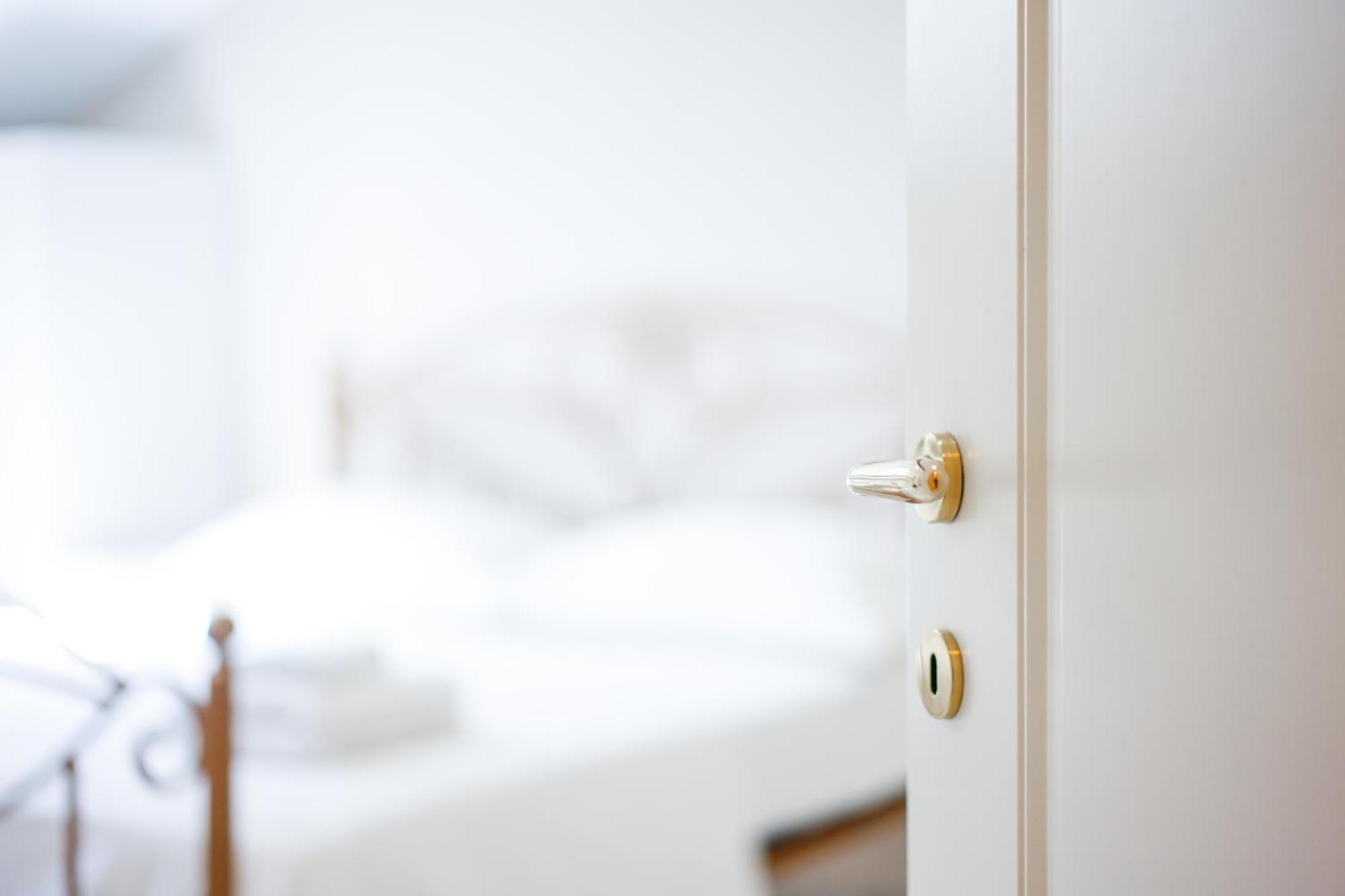 City Center Hideout - Studio Apartment Tirana Esterno foto