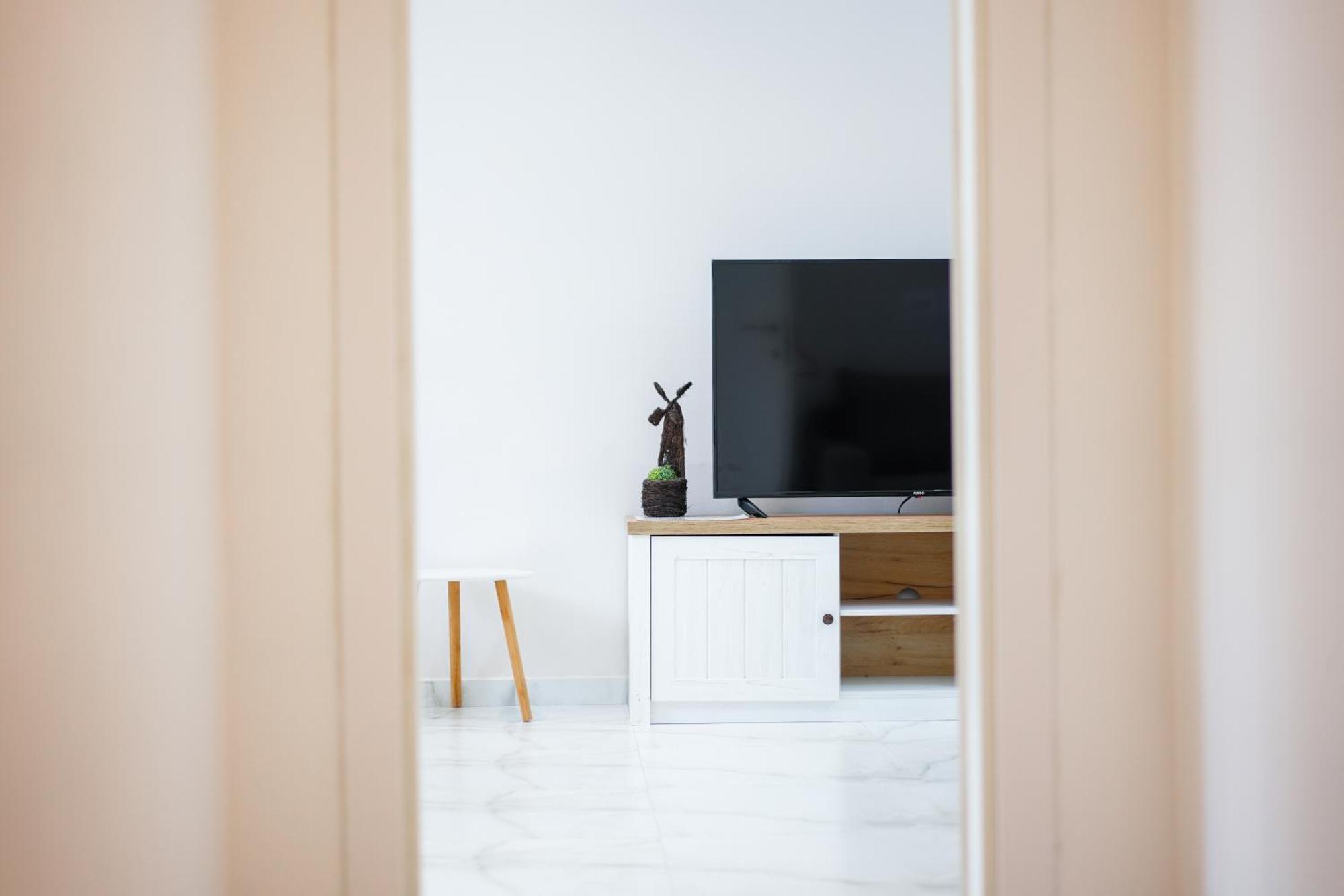 City Center Hideout - Studio Apartment Tirana Esterno foto