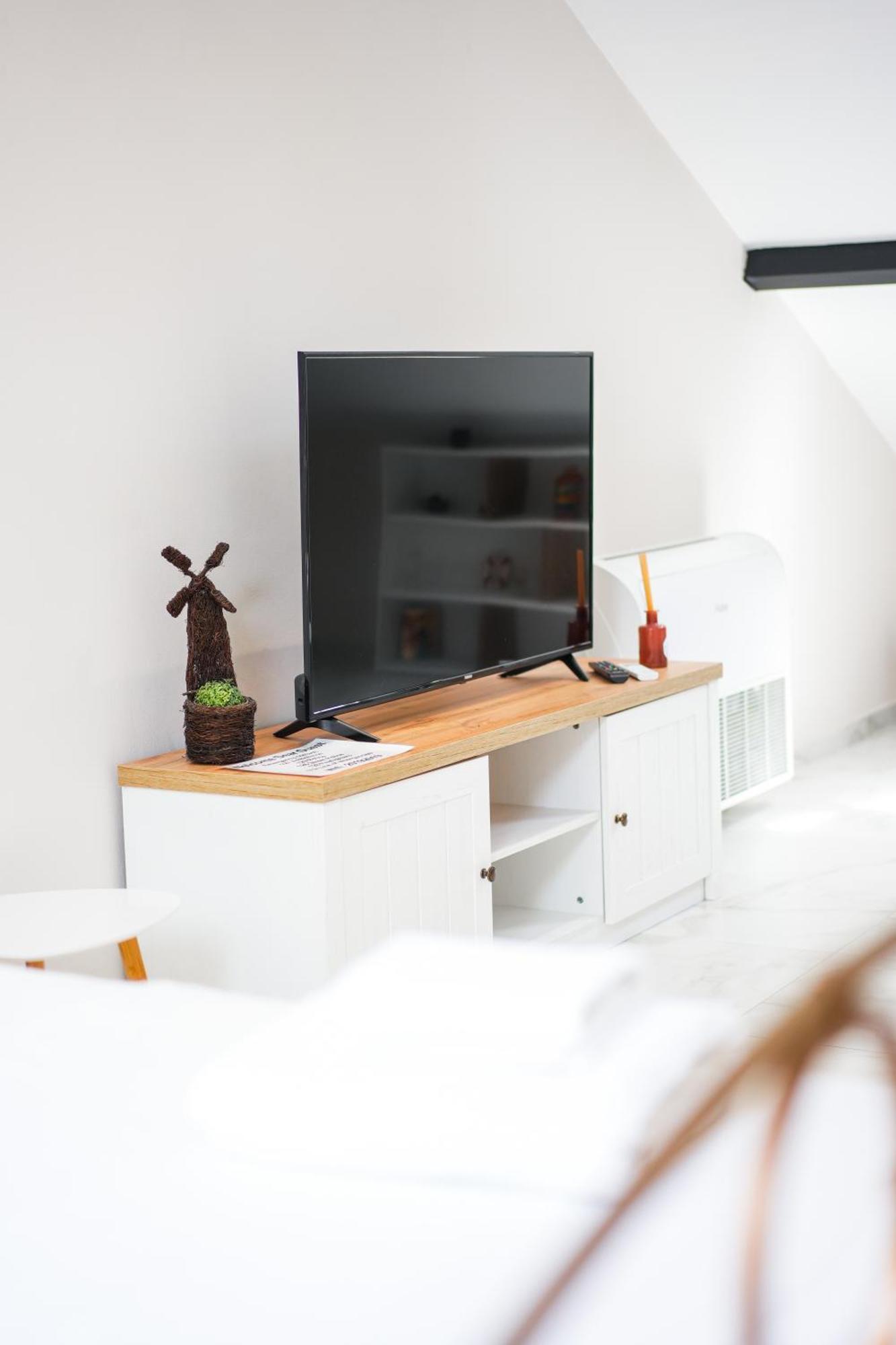 City Center Hideout - Studio Apartment Tirana Esterno foto