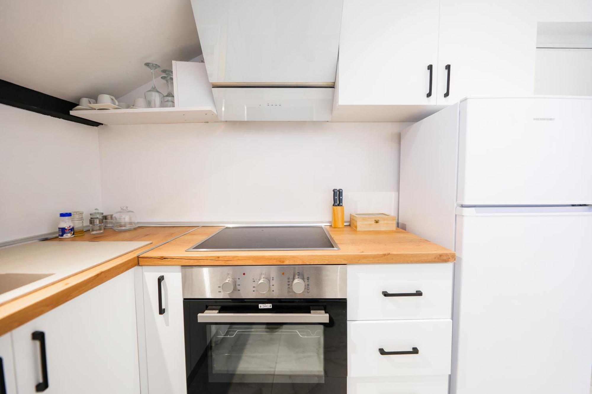 City Center Hideout - Studio Apartment Tirana Esterno foto