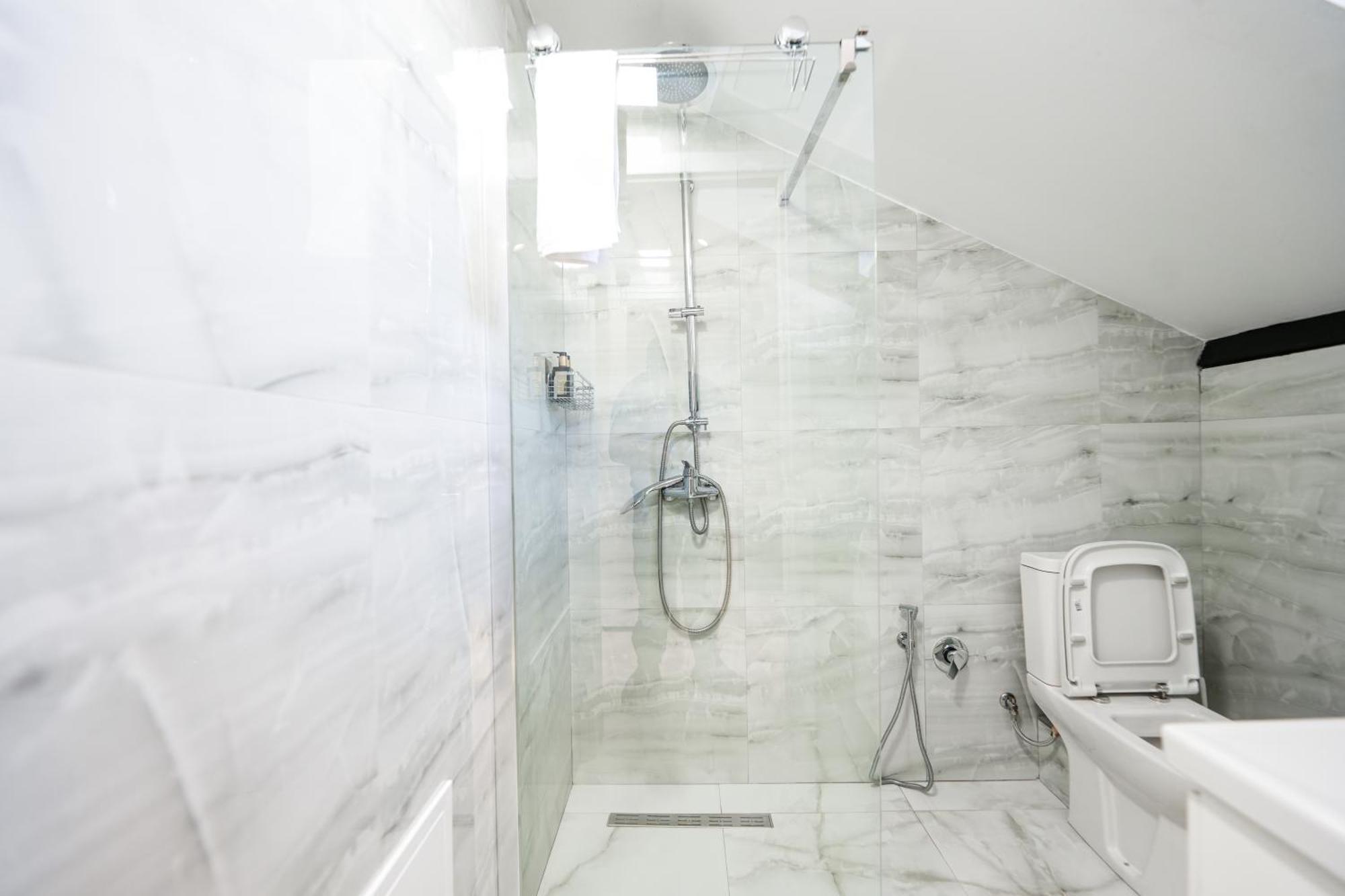 City Center Hideout - Studio Apartment Tirana Esterno foto
