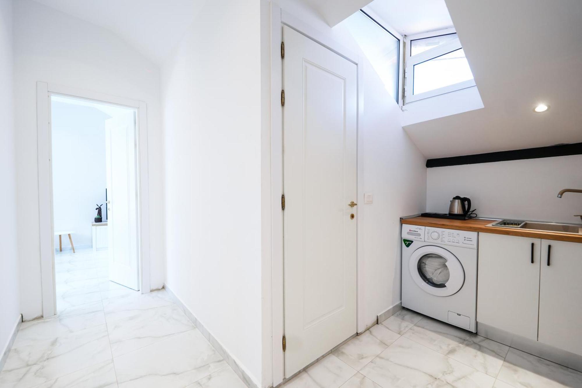 City Center Hideout - Studio Apartment Tirana Esterno foto